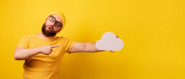 Şok olmuş sakallı adam bulut depolama noktasında, panoramik yerleşim