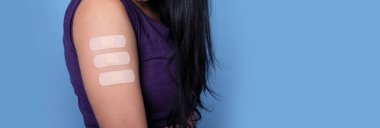 Coronavirus aşısı, yeni pullar ve mutasyon konsepti, panoramik yerleşim kollarında birçok alçı gösteren bir kadın.