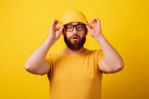 Chockad Man Bär Glasögon Över Gul Bakgrund Wow Känslor — Stockfoto