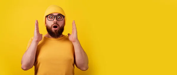 Uomo Sorpreso Occhiali Sfondo Giallo Wow Emozione Concetto Promozioni Grandi — Foto Stock