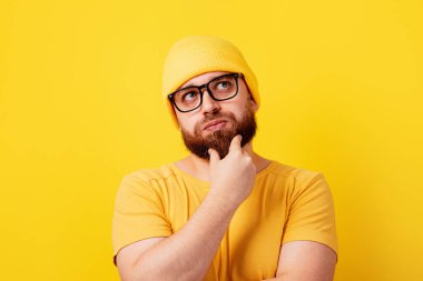 Sakallı adamın sarı arka plana baktığını düşünüyorum.