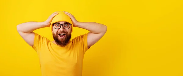 Hombre Sorprendido Gafas Sobre Fondo Amarillo Wow Emoción Concepto Promociones —  Fotos de Stock