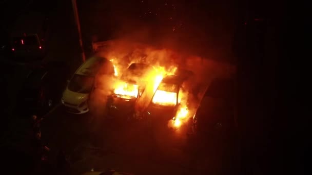 소방관들은 불타고 있는 차들을 차단하고 있습니다. — 비디오