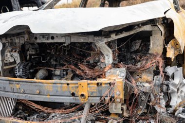 Yanan yakın plan görüntüden sonra bozuk araba