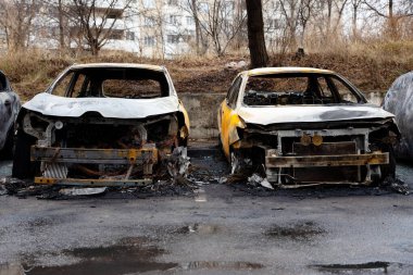 Otoparkta kırık ve yanmış arabalar, kaza ya da kasıtlı vandallık.