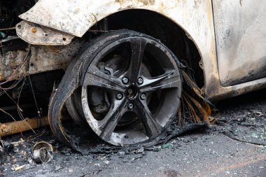 Kırık araba yandıktan sonra, tekerlek yakın çekim görüntüsü