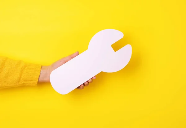 Beyaz Ingiliz Anahtarı Sarı Arkaplanda Tamir Sembolü — Stok fotoğraf