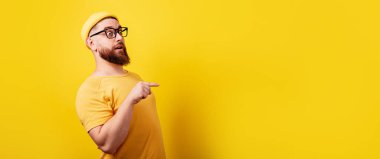 Sarı arkaplan, reklam afişi, panoramik resim üzerindeki boş yerleşim alanını işaret eden şok adam