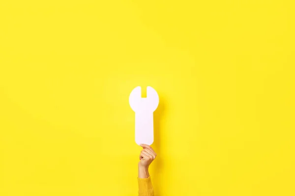 Weißer Schlüssel Der Hand Reparatursymbol Der Hand Über Gelbem Hintergrund — Stockfoto