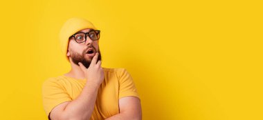 Şok olmuş gözlüklü adam yan bakıyor, panoramik düzen