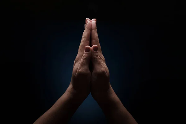 Mãos Oração Sobre Fundo Escuro Conceito Religião — Fotografia de Stock