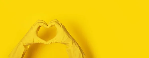 Eldivenli Eller Kalp Şeklini Sarı Arka Plan Temizlik Konsepti Panoramik — Stok fotoğraf