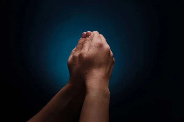 Orando Mãos Com Religião Crença Deus Sobre Fundo Escuro — Fotografia de Stock
