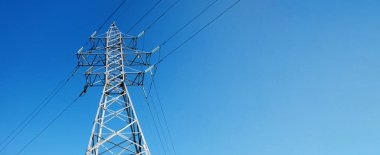 Mavi gökyüzü üzerinde yüksek voltajlı elektrik hatları, yüksek voltajlı elektrik iletim kulesi, panoramik yerleşim