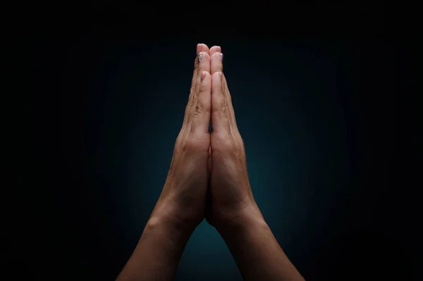 Ręce Modlitwa Nad Ciemnym Tle Namaste Gest — Zdjęcie stockowe