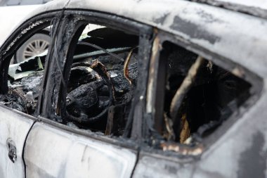 Kırık ve yanmış araba yakın çekim görüntüsü, kaza konsepti