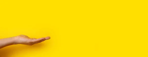 Hand Met Palm Omhoog Gele Achtergrond Plaats Voor Advertentie — Stockfoto