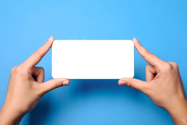 Mavi Arkaplanda Beyaz Boş Ekranlı Cep Telefonu Görüntünün Düzeni — Stok fotoğraf