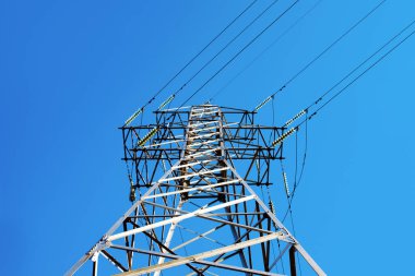 Mavi gökyüzü üzerinde yüksek voltajlı elektrik hatları, yüksek voltajlı elektrik iletim kulesi
