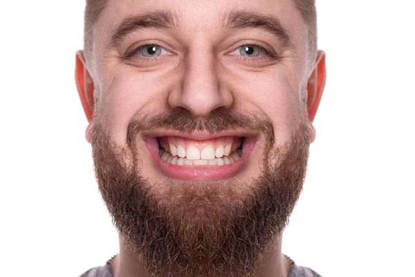 Grappig Glimlach Baard Man Portret Close Man Tonen Tanden Geïsoleerd — Stockfoto