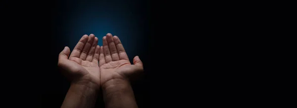 Orando Mãos Com Religião Crença Deus Fundo Escuro Abertura Palma — Fotografia de Stock