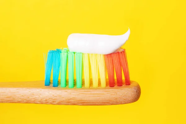 Bamboe Tandenborstel Met Tandpasta Gele Achtergrond Milieuvriendelijke Biologisch Afbreekbare Verzorgingsproducten — Stockfoto