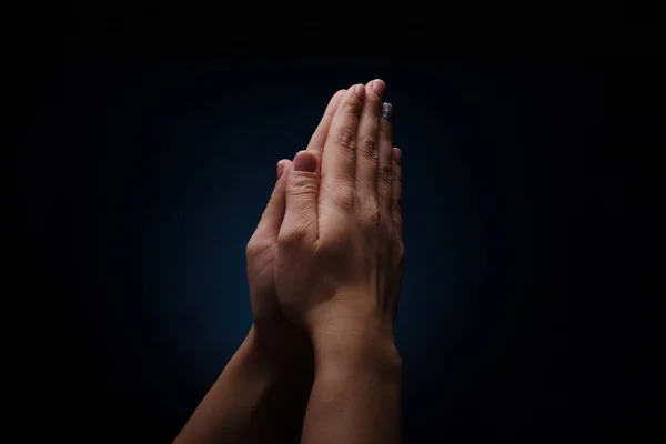 Руки Молитвы Темном Фоне Понятие Веры Религии — стоковое фото