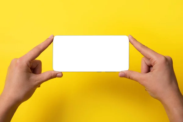 Smartphone Mãos Femininas Com Tela Branca Sobre Fundo Amarelo — Fotografia de Stock