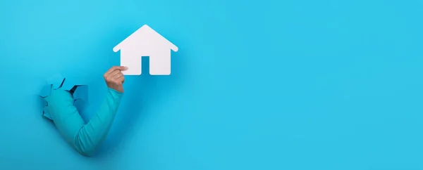 Mão Segurando Casa Sobre Fundo Azul Conceito Investimento Imobiliário Layout — Fotografia de Stock