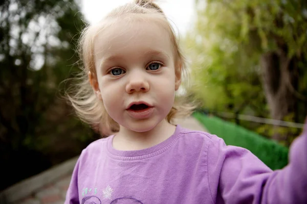 Pequena Caucasiana Menina Tomando Selfie Pouco Blogger — Fotografia de Stock