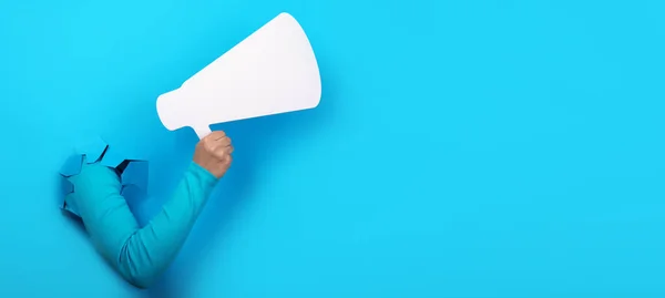 Megafone Mão Sobre Fundo Azul Layout Panorâmico — Fotografia de Stock