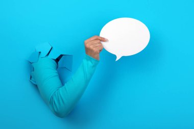 Mavi arkaplan üzerinde konuşma baloncuk konuşma simgesi