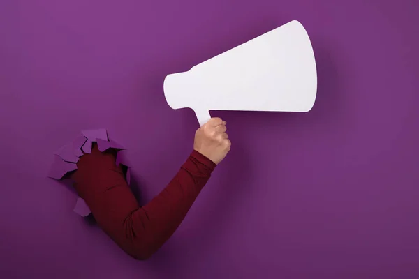 Megafone Mão Sobre Fundo Roxo — Fotografia de Stock