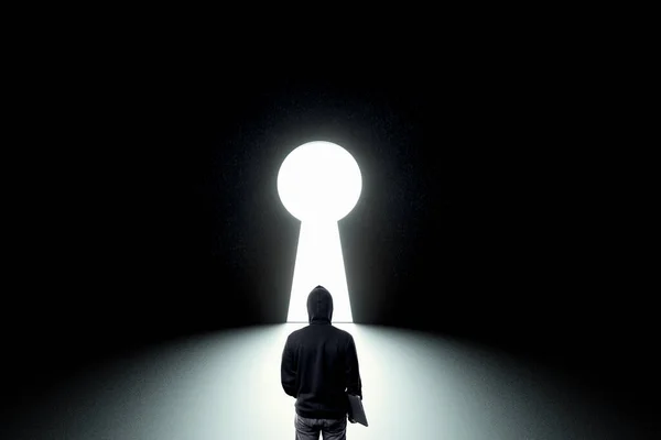 Силуэт Человека Программиста Против Гигантской Двери Замочной Скважины Ключ Всему — стоковое фото