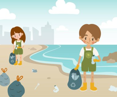 Çocuk gönüllüler deniz kıyısını plastik atıklardan temizler. Çocuklar sahilde çöp topluyor. Ekoloji problemi.