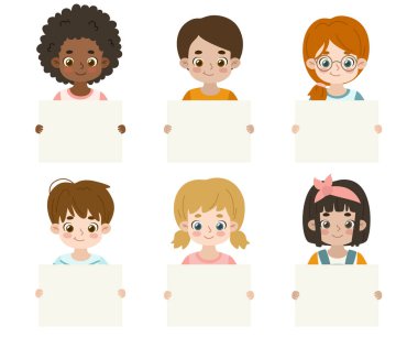 Boş afiş taşıyan sevimli çocuklar. Boş kağıt kağıtlar gösteren çizgi film çocukları koleksiyonu.