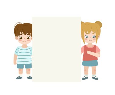 Kız ve oğlan ayakta ve ellerinde boş afiş var. Boş pankart gösteren iki çocuk..