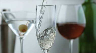 Zor bir günün ardından bir elinde bir bardak şarap, diğerinde bir kitapla rahatlamak güzel..