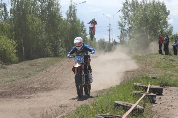 2019年6月15日 俄罗斯蒂门地区 骑摩托车的人争夺第一名 吞食沙尘和沙尘 — 图库照片