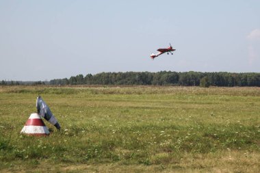 Tyumen, Rusya, 18 Ağustos 2016: Küçük uçakların pilotları çimlerden kalkan bir yaz sahasında gösteri uçuşları düzenliyor. Akrobaside aşırı yüklenme