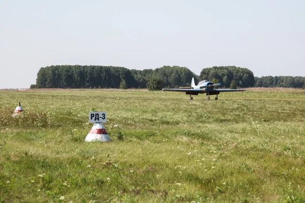 Tyumen Rusland Augustus 2016 Piloten Van Kleine Vliegtuigen Regelen Demonstratievluchten — Stockfoto