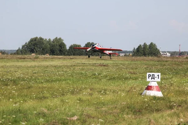 Tyumen Rusland Augustus 2016 Piloten Van Kleine Vliegtuigen Regelen Demonstratievluchten — Stockfoto