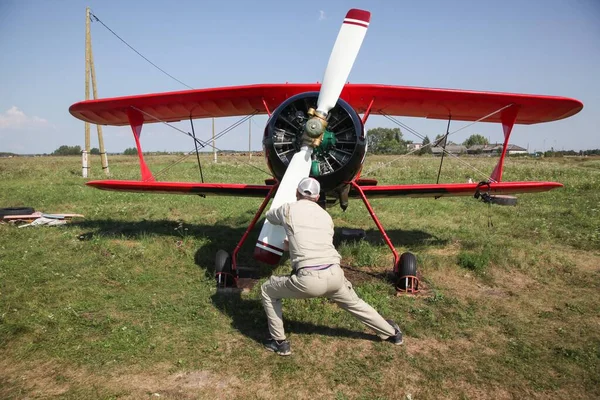 Tyumen Rusland Augustus 2016 Piloten Van Kleine Vliegtuigen Regelen Demonstratievluchten — Stockfoto