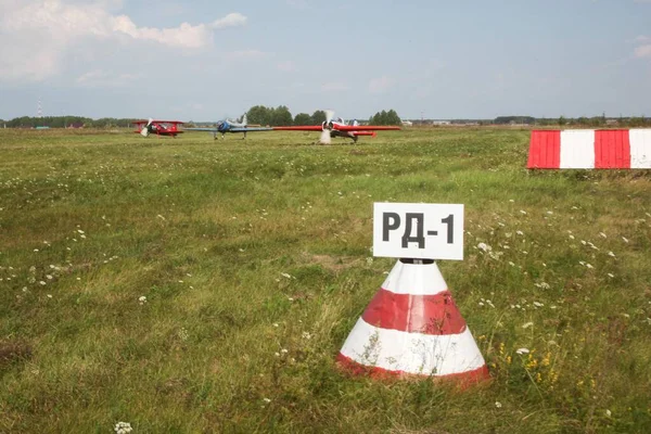 Tyumen Rusia Agosto 2016 Los Pilotos Aviones Pequeños Organizan Vuelos — Foto de Stock