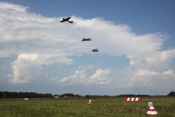 Tyumen Rusia Agosto 2016 Los Pilotos Aviones Pequeños Organizan Vuelos —  Fotos de Stock