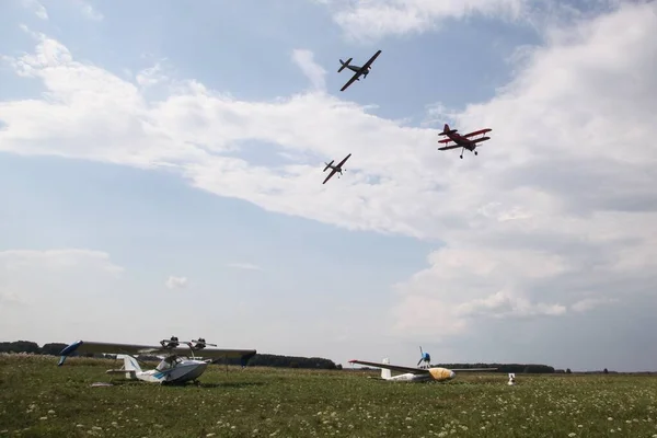 2016年8月18日 俄罗斯提门 一架小型飞机的飞行员在夏天的田野上安排了演示飞行 从草坪上起飞 特技飞行超载率高 — 图库照片