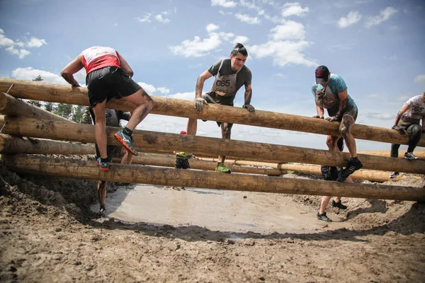 Tyumen Rússia Junho 2016 Competição Sobrevivência Equipe Percorre Curso Obstáculos — Fotografia de Stock