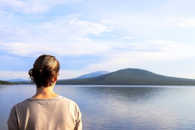 Soğuk su ve Sibirya 'daki Ural Dağları manzaralı Alp Gölü