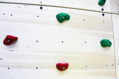 Özel çocuklarla çalışmak ve spor yapmak için çocuk merkezinin duvarına tırmanmak.