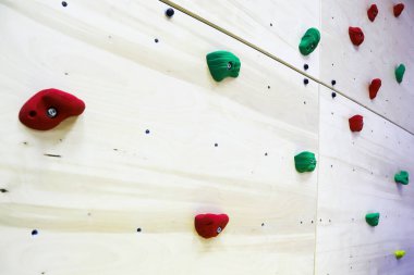 Özel çocuklarla çalışmak ve spor yapmak için çocuk merkezinin duvarına tırmanmak.